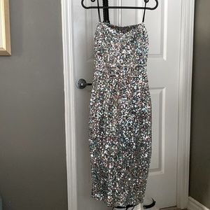 Beautiful body hugging sequin midi dress. Great for formal events, weddings, etc